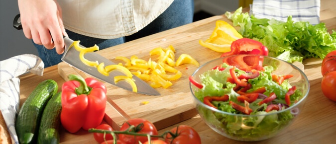 hands chopping vegetables 