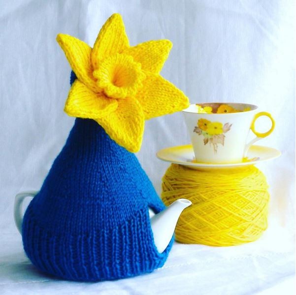Daffodil tea cosy