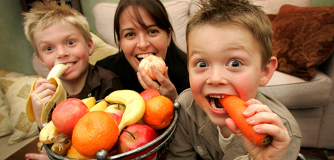 family-eating-fruit-480x160