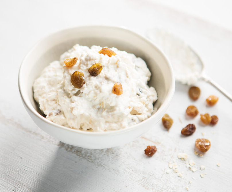 Yoghurt with oats and sultanas 
